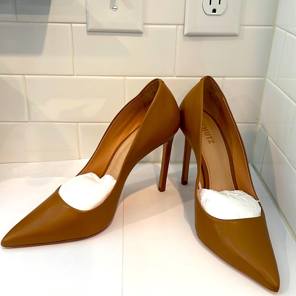 Schutz Lou Leather Pump in color wood